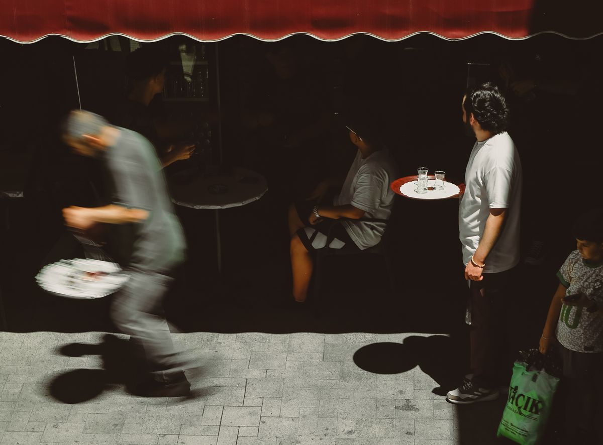The Wait Is Part of the Meal: How to Manage Queues Without Losing Guests