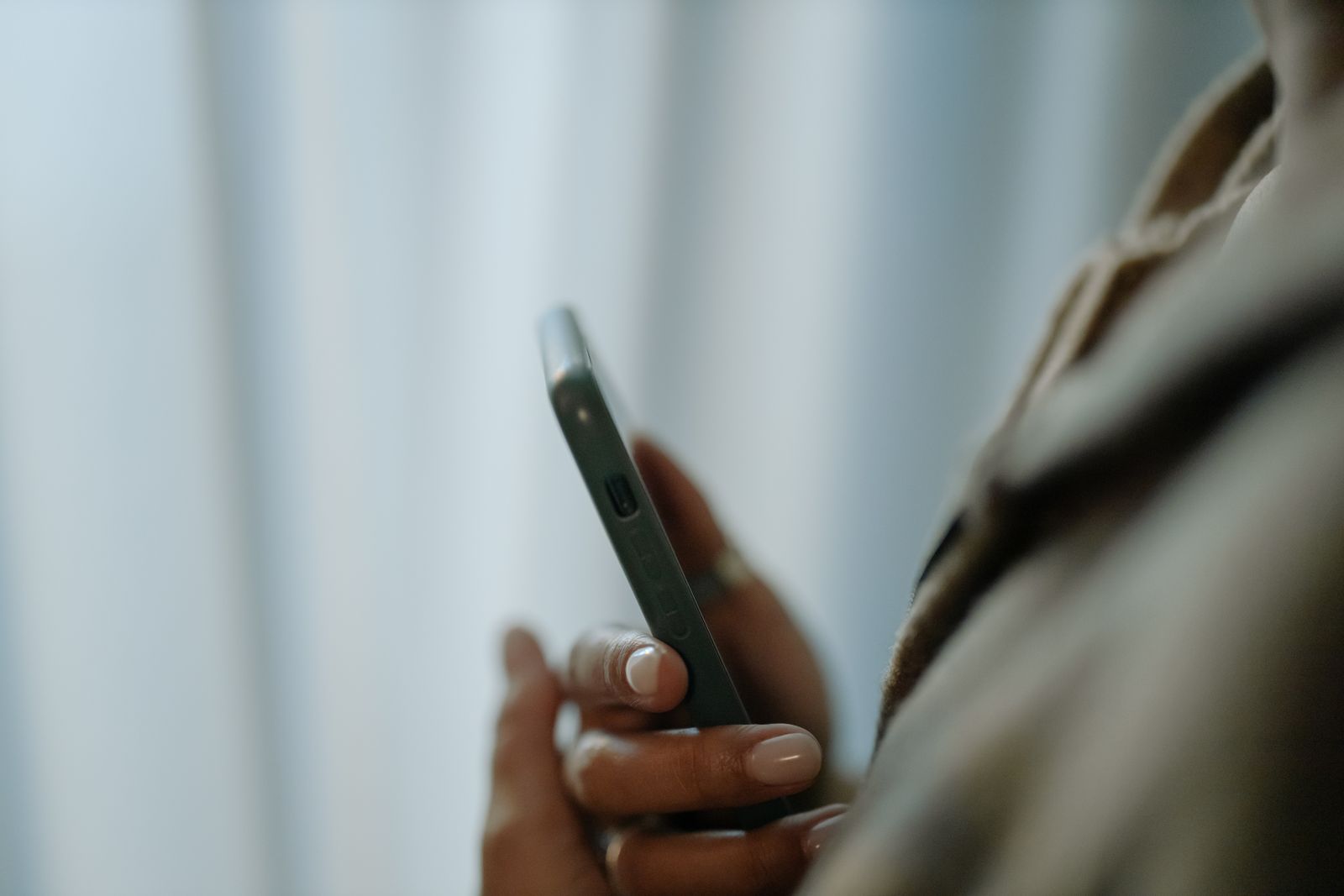 صاحب كافيه بيكتب رد على تقييم بهدوء على اللابتوب