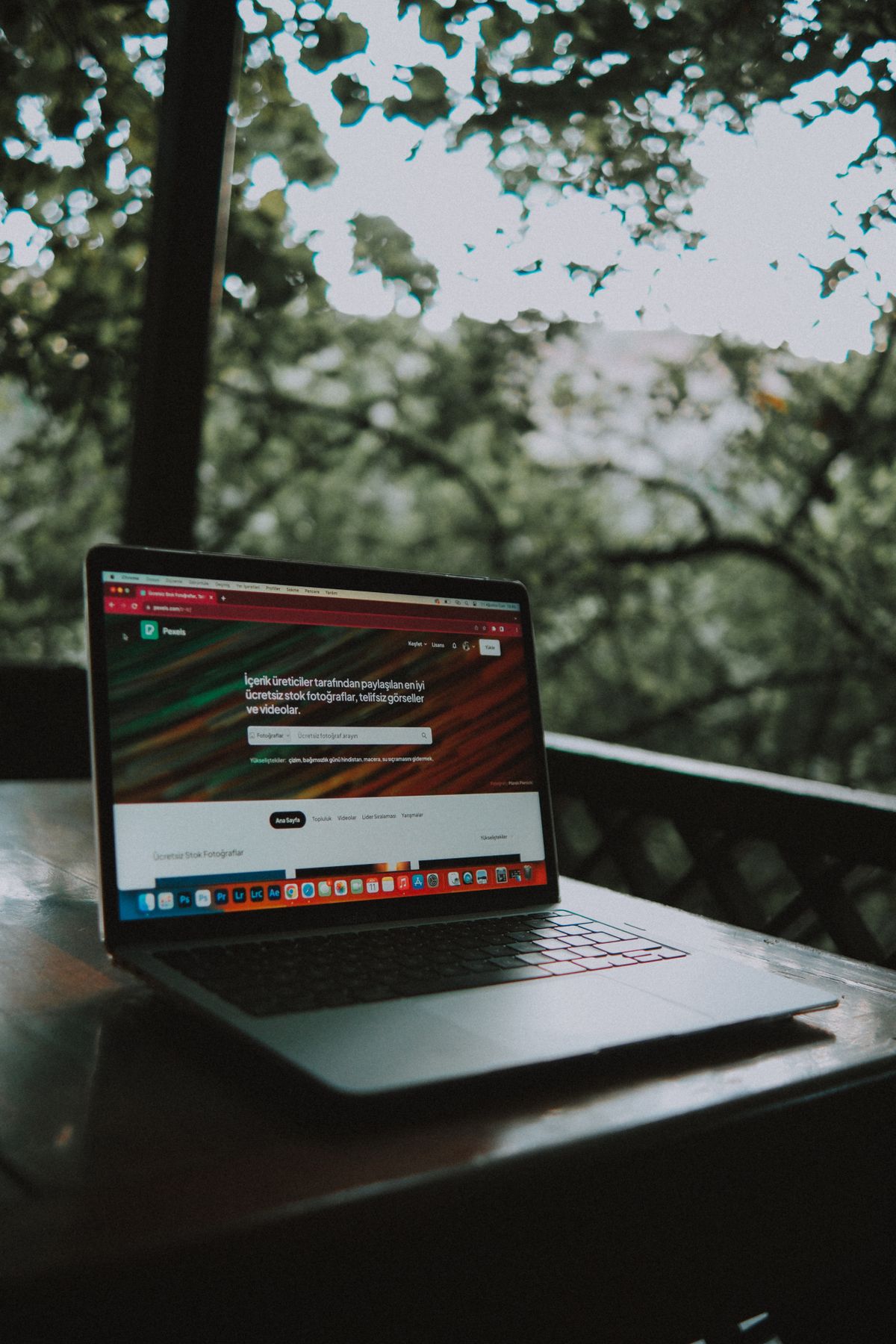 موقع مطعم ظاهر على لابتوب